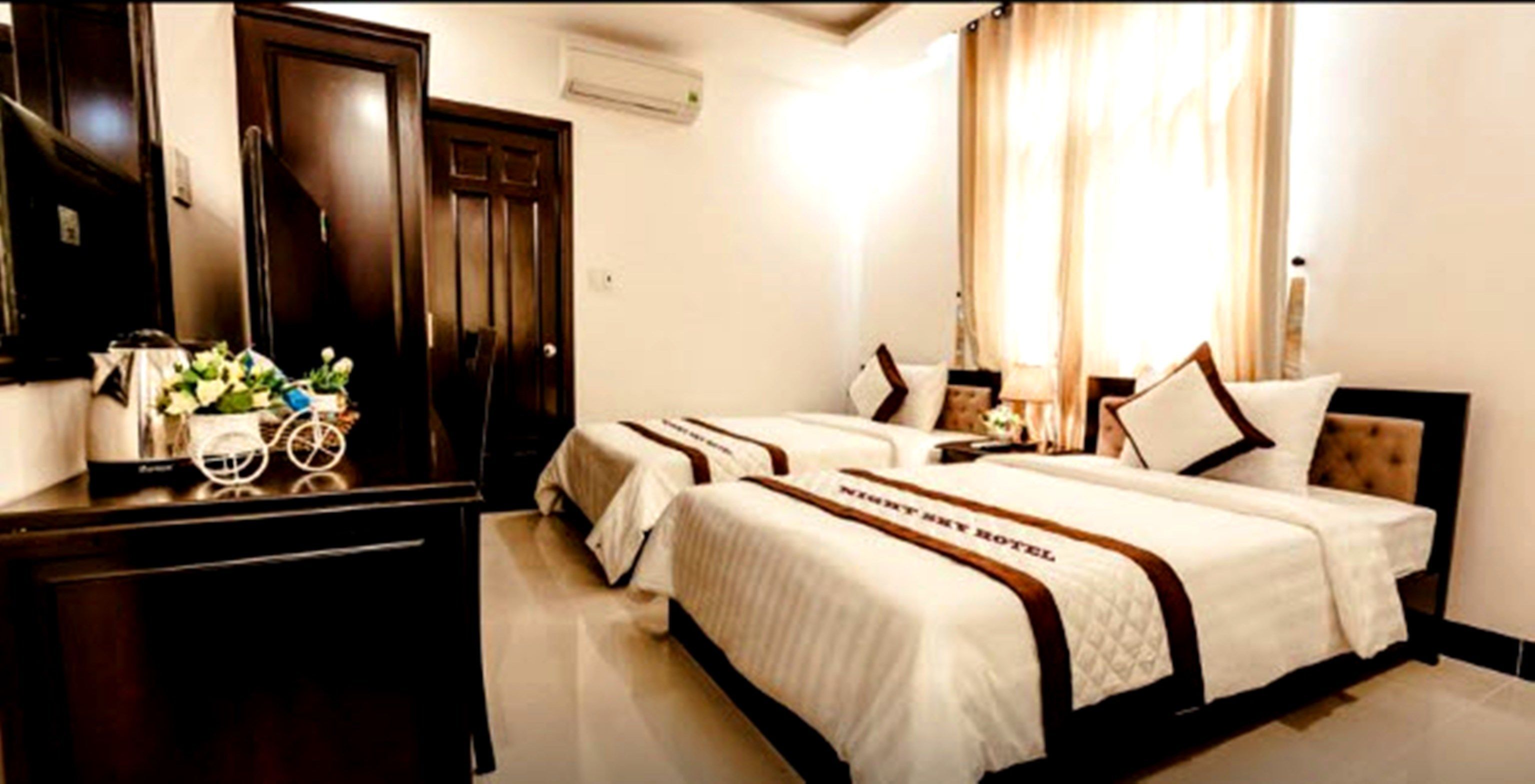 family room, city view | minibar, in-room safe, desk, soundproofing