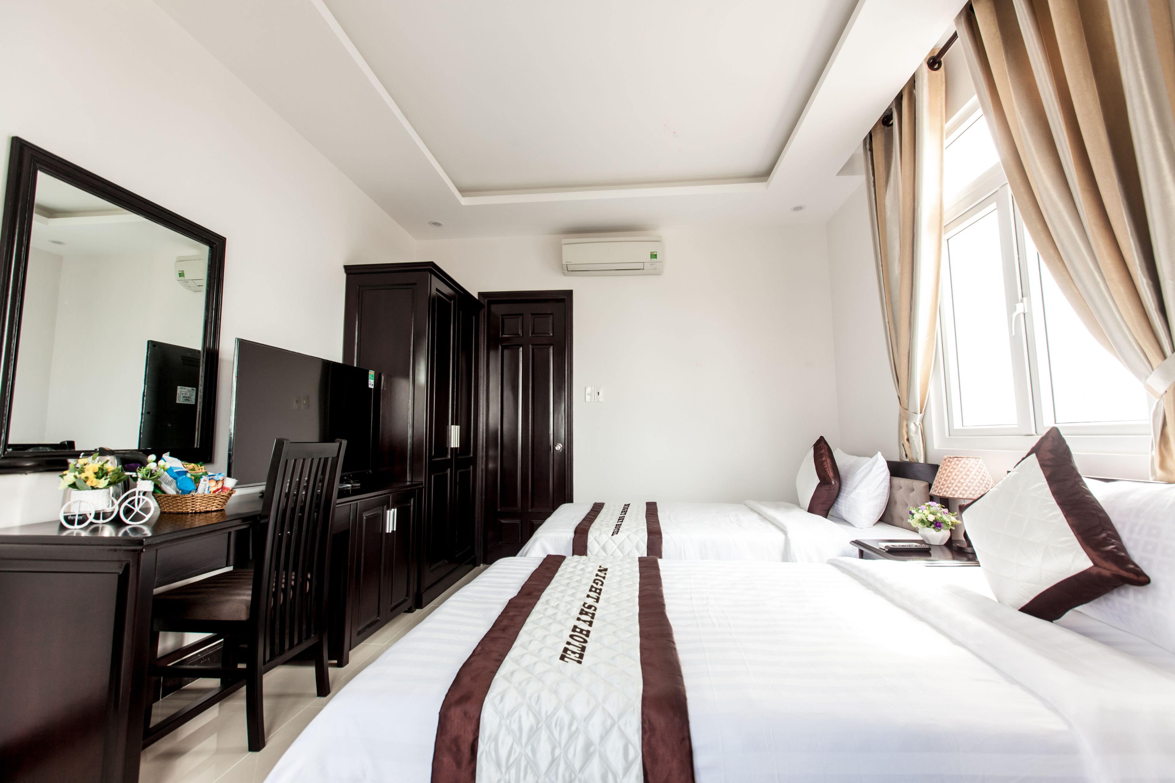 deluxe room, 2 single beds, city view | living area | lcd tv, fireplace