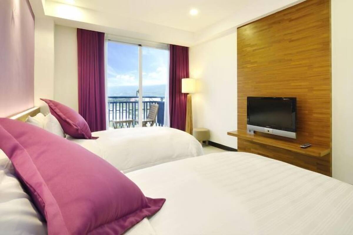 Minibar, in-room safe, blackout drapes, free WiFi