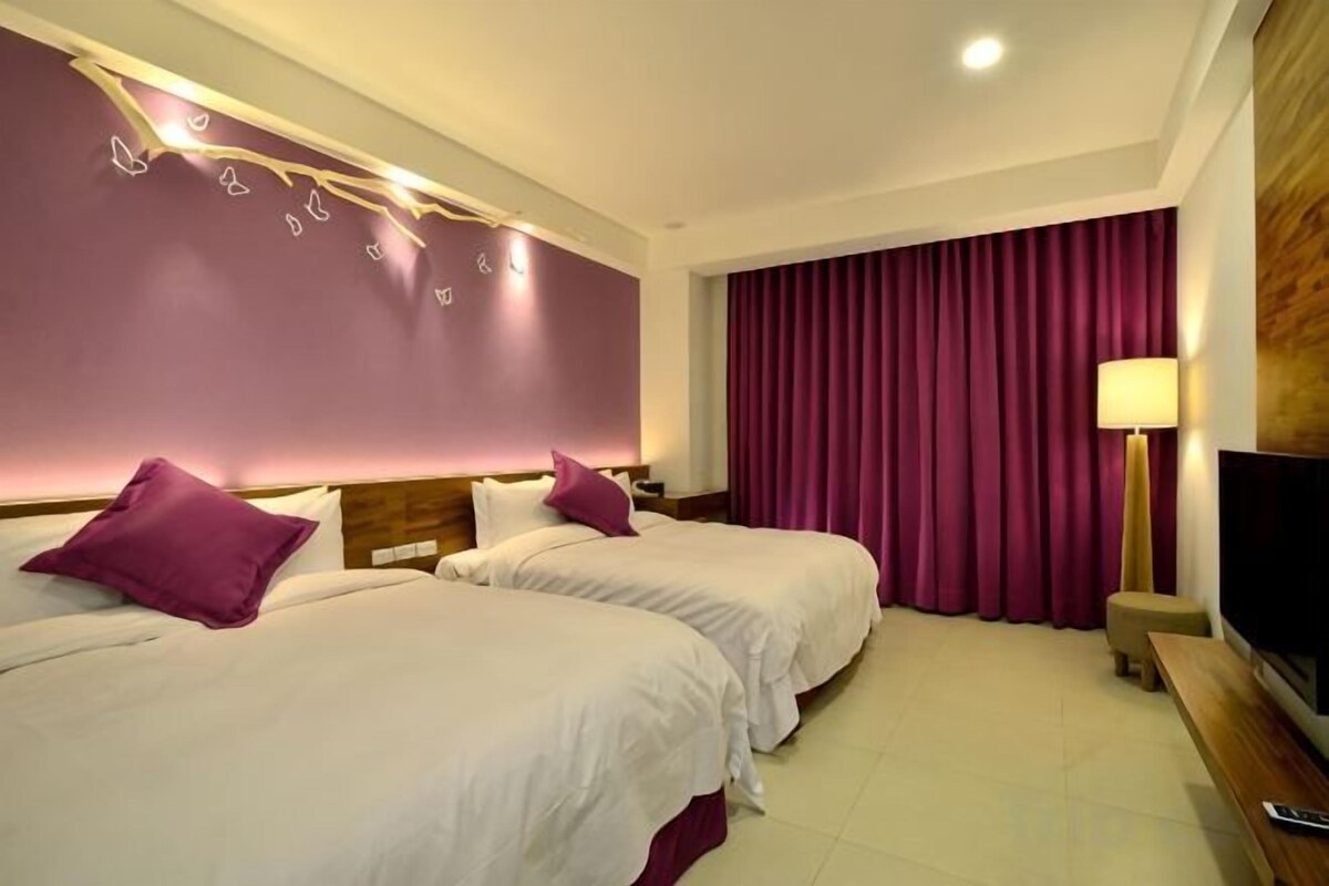 Minibar, in-room safe, blackout drapes, WiFi (free)