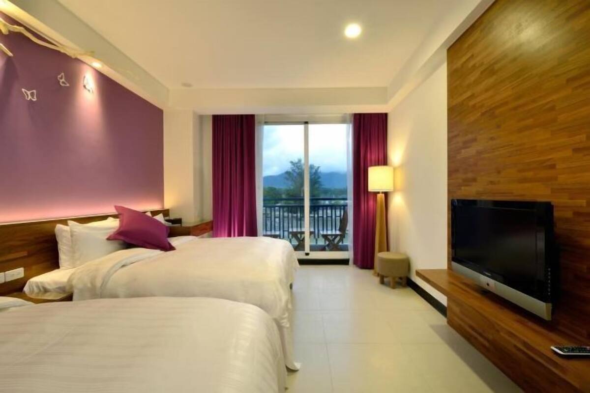 Minibar, in-room safe, blackout drapes, WiFi (free)