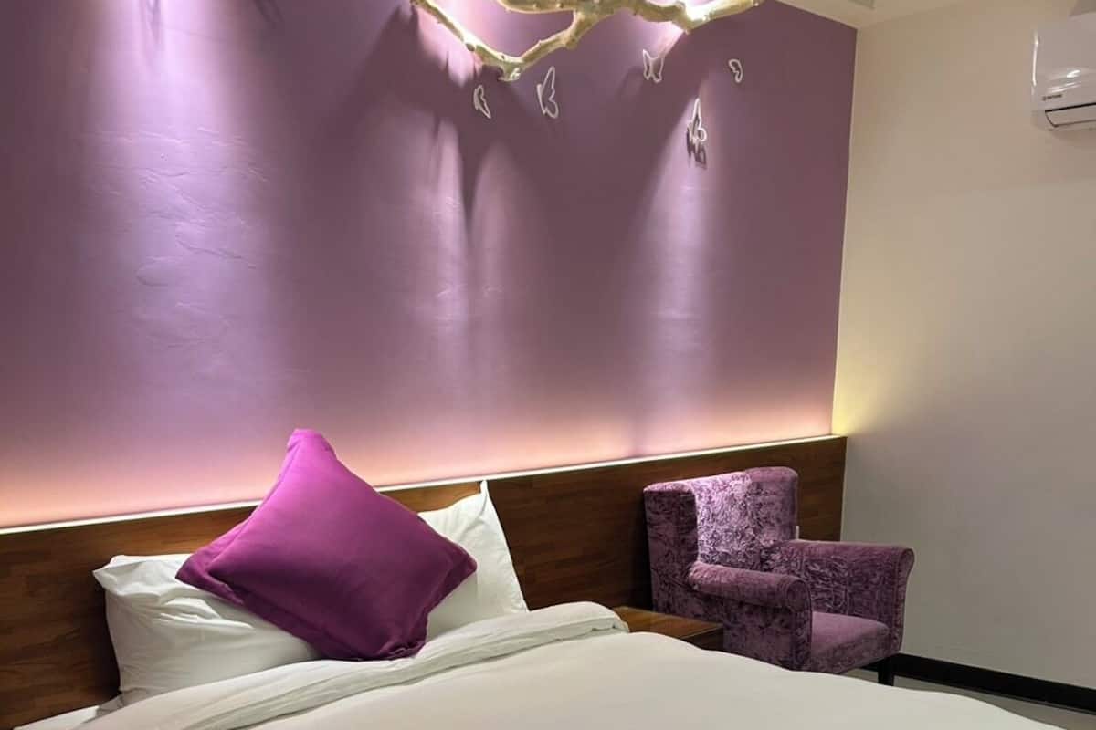 Double Room, 1 Queen Bed, Balcony, Mountain View | Minibar, in-room safe, blackout drapes, WiFi (free)