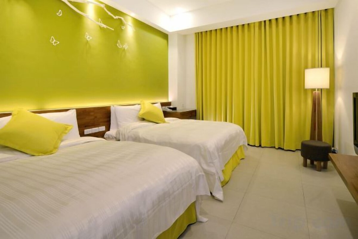 Minibar, in-room safe, blackout drapes, WiFi (free)