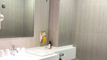Separate tub and shower, spring water tub, hair dryer, bidet