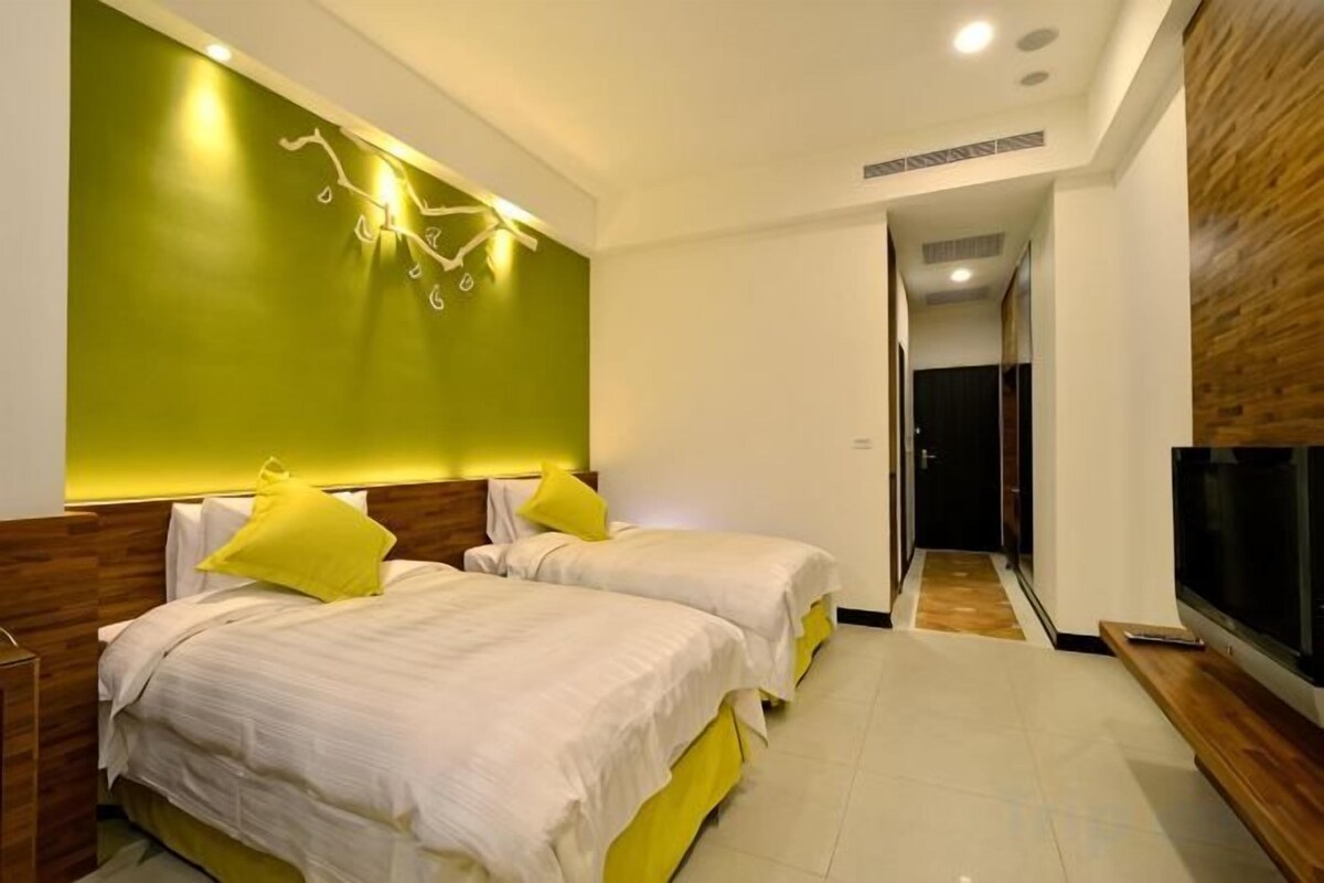 Minibar, in-room safe, blackout drapes, WiFi (free)