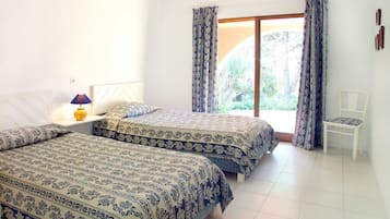 Villa, 1 habitación, balcón | Caja de seguridad en la habitación y tabla de planchar con plancha
