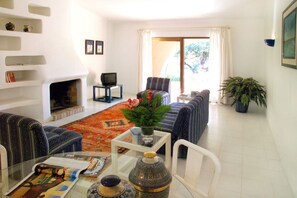 Villa, 1 habitación, balcón | Sala de estar | Televisión de pantalla plana 