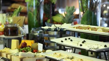 Petit déjeuner complet (12 BHD par personne)