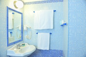 Double Room | Bathroom | Shower, free toiletries, hair dryer