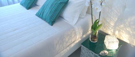 Een gratis minibar, een kluis op de kamer, een bureau, gratis wifi