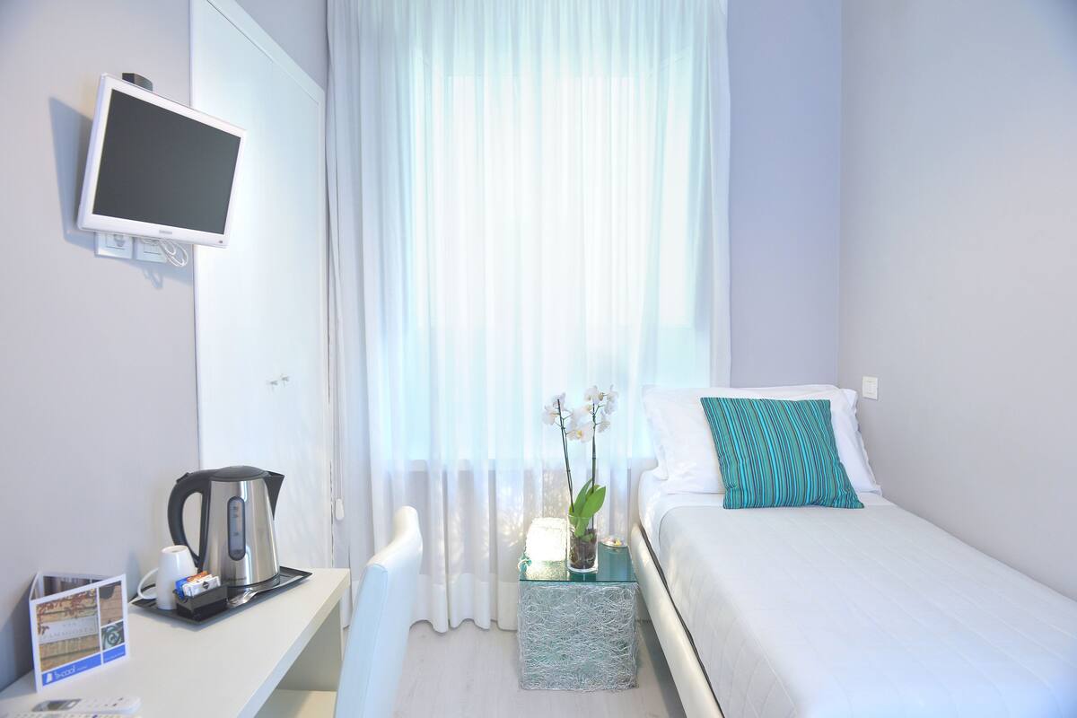 Habitación individual | Artículos del minibar gratis y caja de seguridad en la habitación