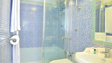Kolmen hengen huone | Kylpyhuone | Suihku, ilmaiset hygieniatuotteet, hiustenkuivaaja