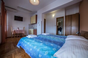 Ropa de cama de alta calidad, escritorio y sistema de insonorización 