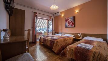 Dreibettzimmer, 1 Schlafzimmer | Hochwertige Bettwaren, Schreibtisch, schallisolierte Zimmer, Bettwäsche