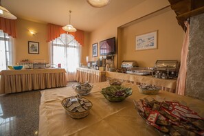 Desayuno buffet todos los días (con cargo)