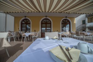 Outdoor dining - Pansion Valbruna (Rovinj)