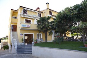 Entrada al alojamiento