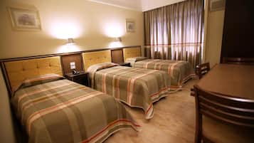 Quarto triplo standard, 3 camas de solteiro | Frigobar, escrivaninha, Wi-Fi de cortesia