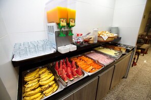 Free daily buffet breakfast  - Soneca Plaza Hotel (São Paulo)