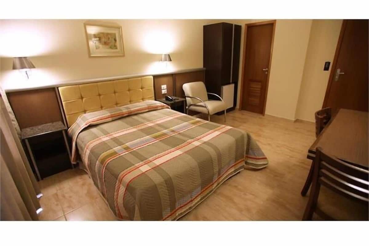 Minibar, escritorio y wifi gratis