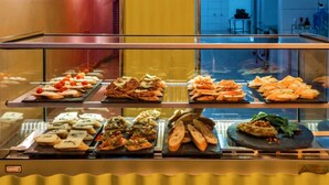 Ein Buffet mit verschiedenen Speisen, die in einer Glasvitrine präsentiert werden.