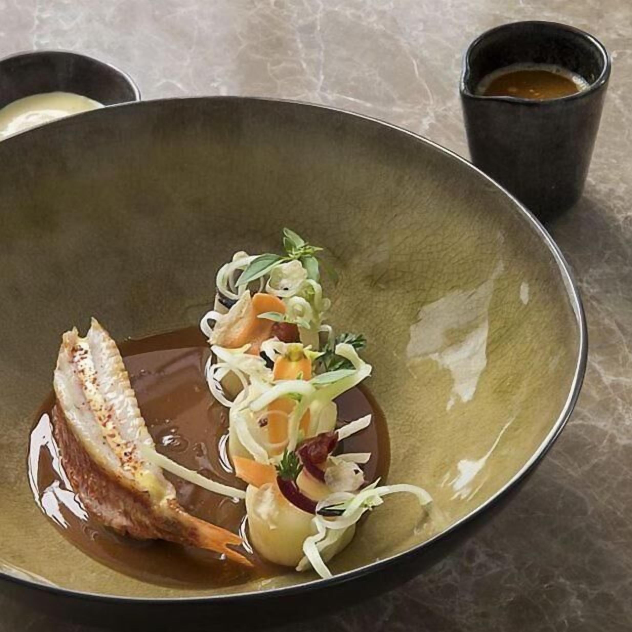 2 restaurants, dinner served, regional cuisine