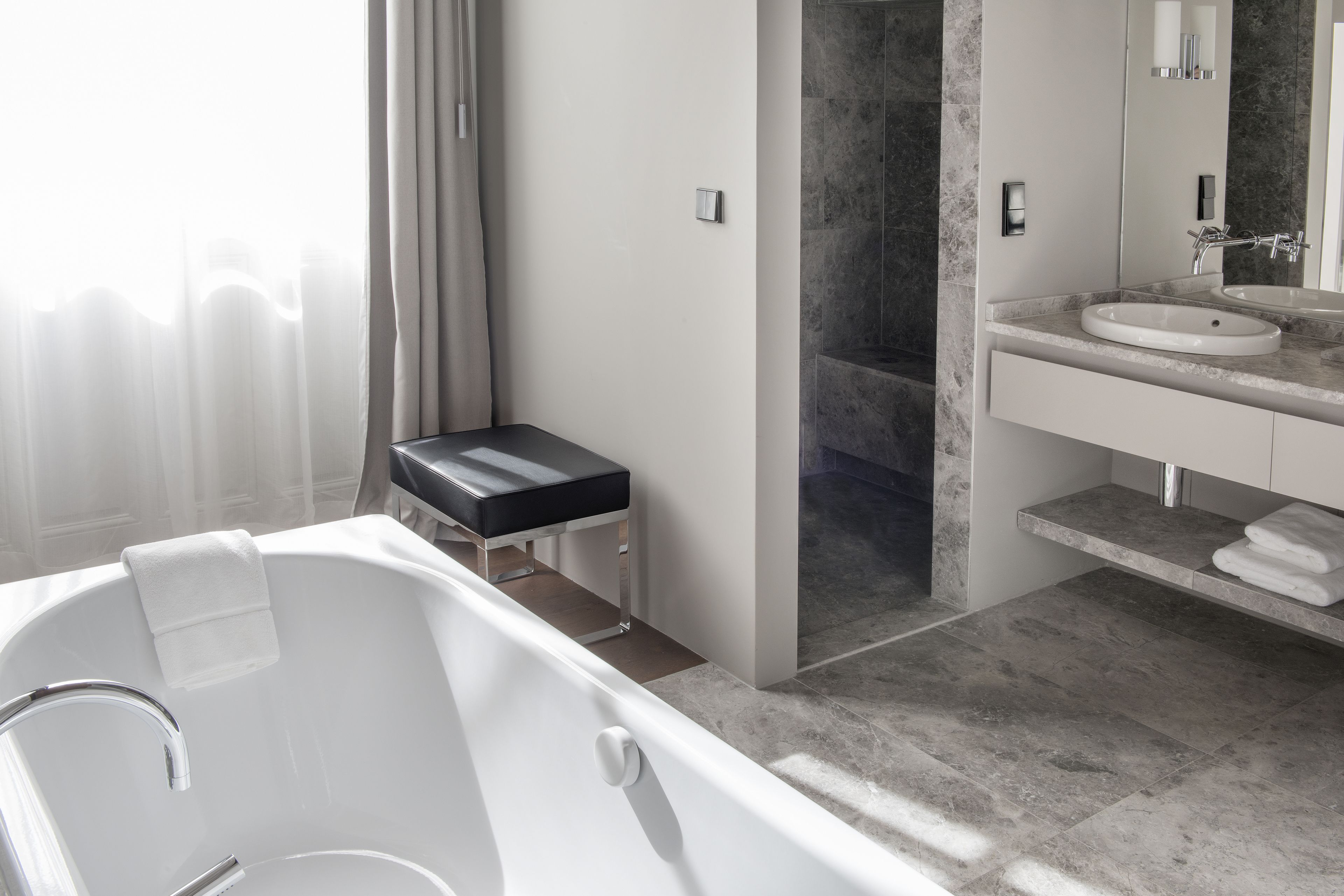 junior room, 1 king bed (numéro un) | bathroom | free toiletries, hair dryer, bathrobes, slippers