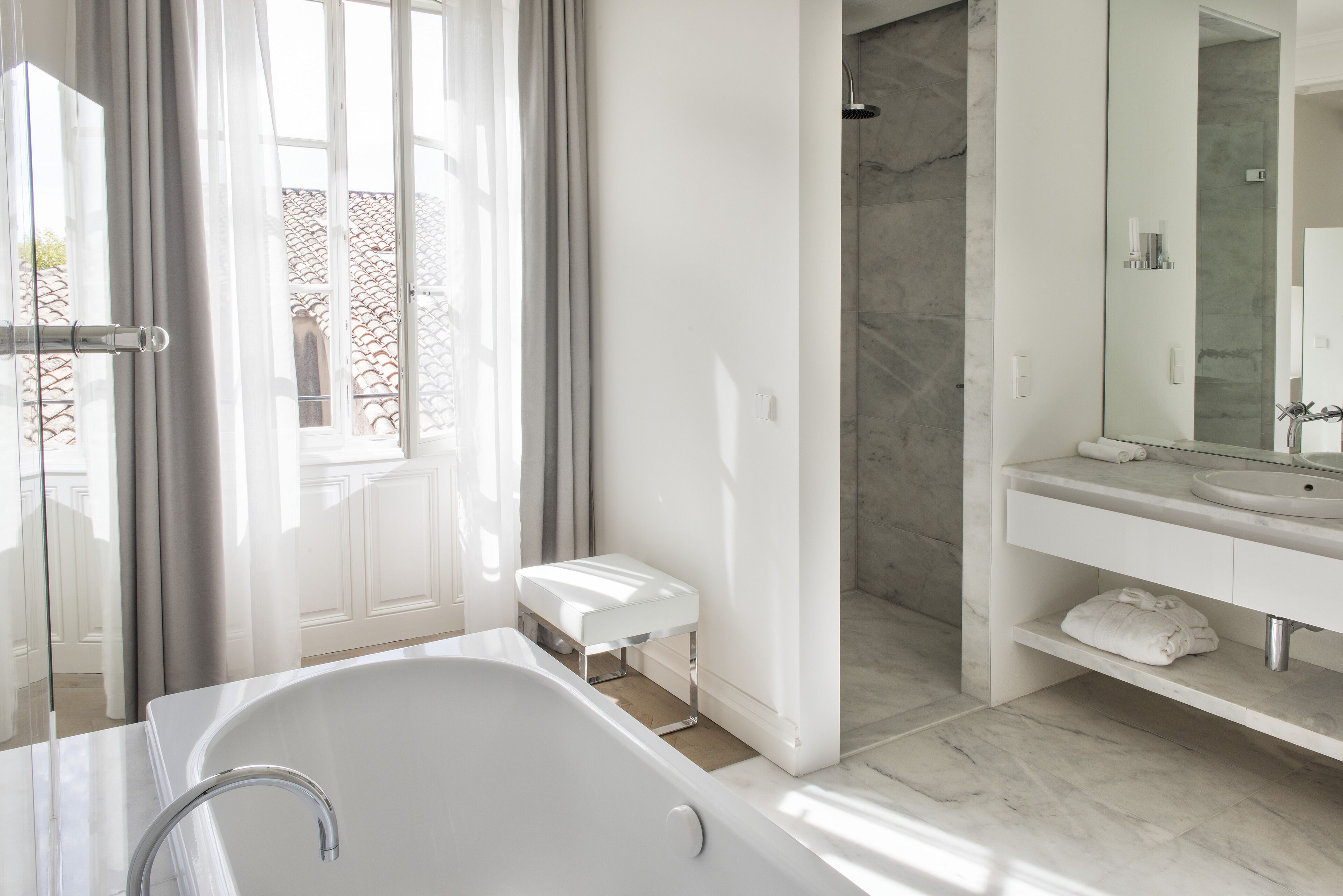 superior room, 1 king bed (numéro quatre) | deep-soaking bathtub