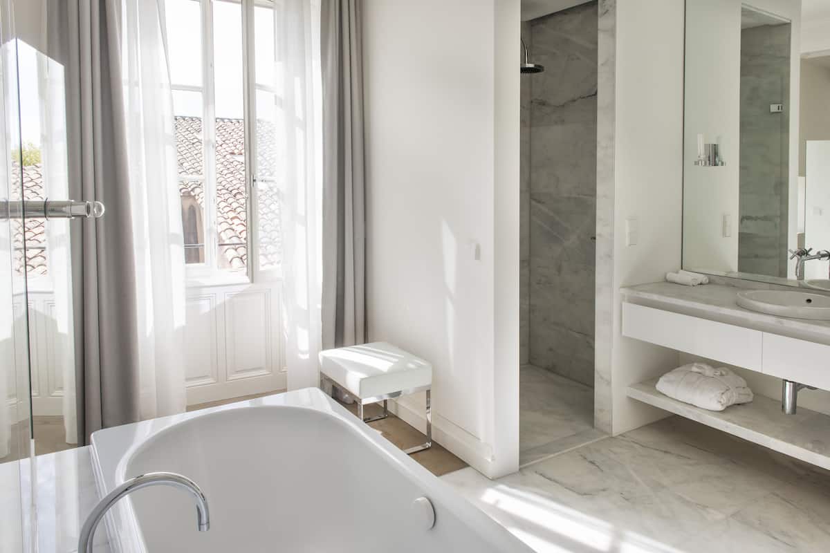 superior room, 1 king bed (numéro quatre) | deep-soaking bathtub