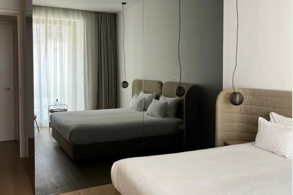 Kamer, 1 kingsize bed | Luxe beddengoed, een minibar, een kluis op de kamer, een bureau