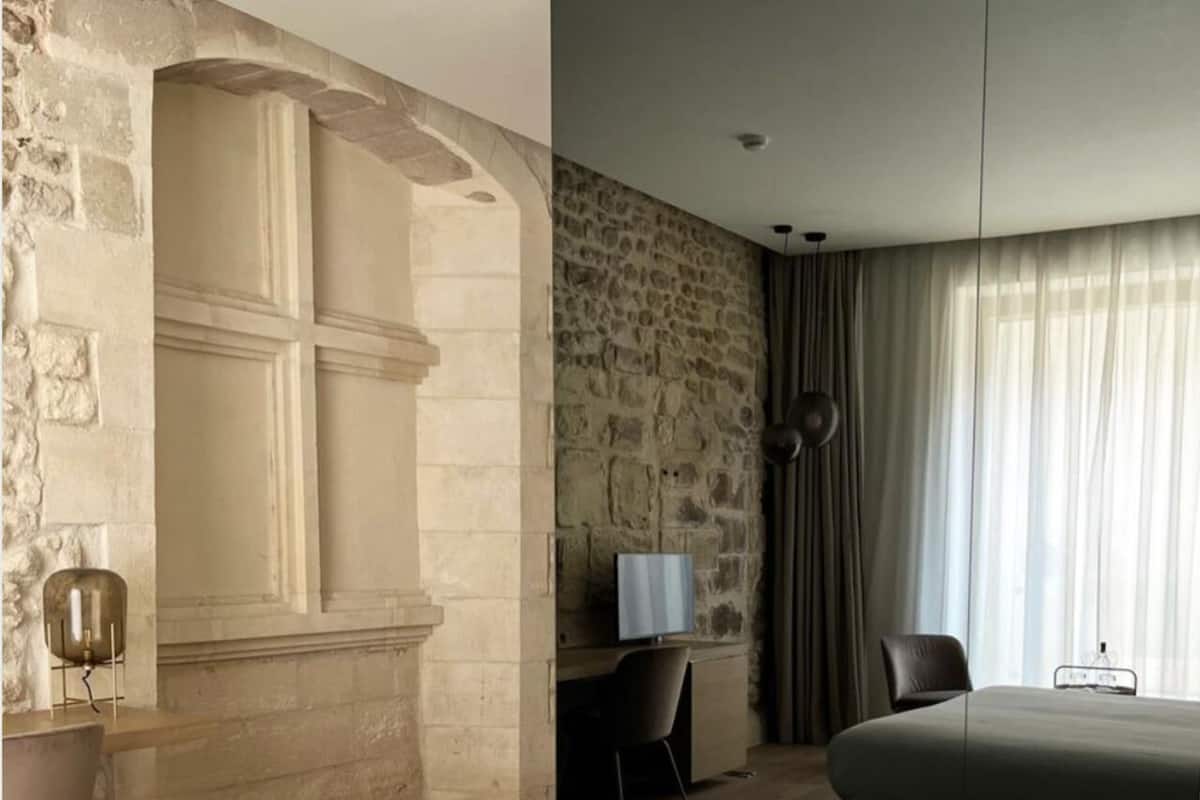 Kamer, 1 kingsize bed | Luxe beddengoed, een minibar, een kluis op de kamer, een bureau