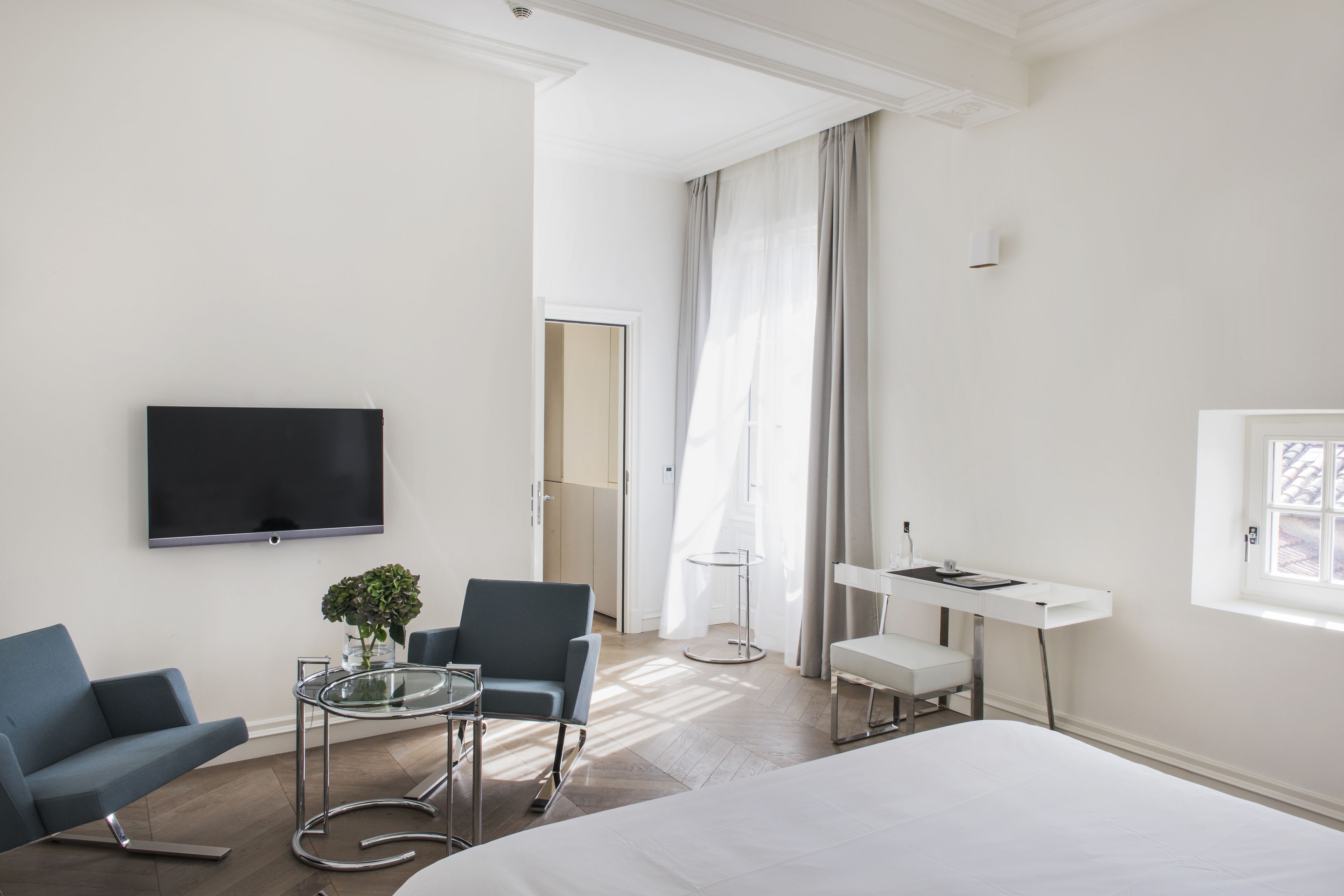 superior room, 1 king bed (numéro quatre) | premium bedding, minibar, in-room safe, desk