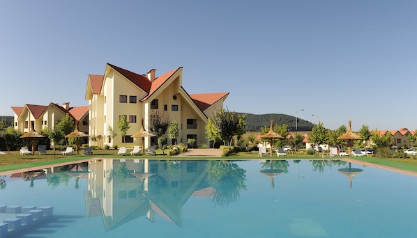 Una piscina techada, 2 piscinas al aire libre