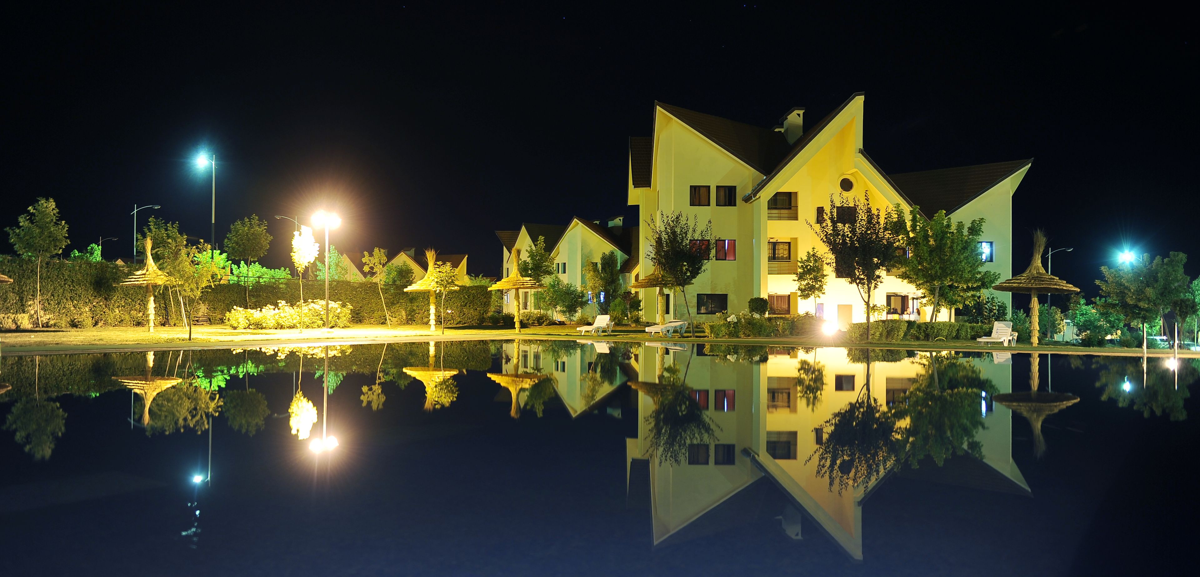 Hồ bơi trong nhà, 2 hồ bơi ngoài trời 