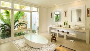 Bañera y ducha independientes y artículos de higiene personal gratuitos
