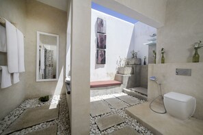 Suite presidencial, 2 habitaciones, alberca privada, frente al océano | Baño | Tina y regadera independientes y amenidades de baño gratuitas