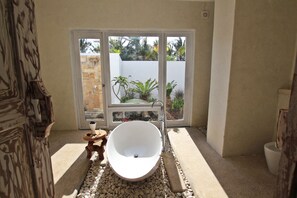 Tina y regadera independientes y amenidades de baño gratuitas