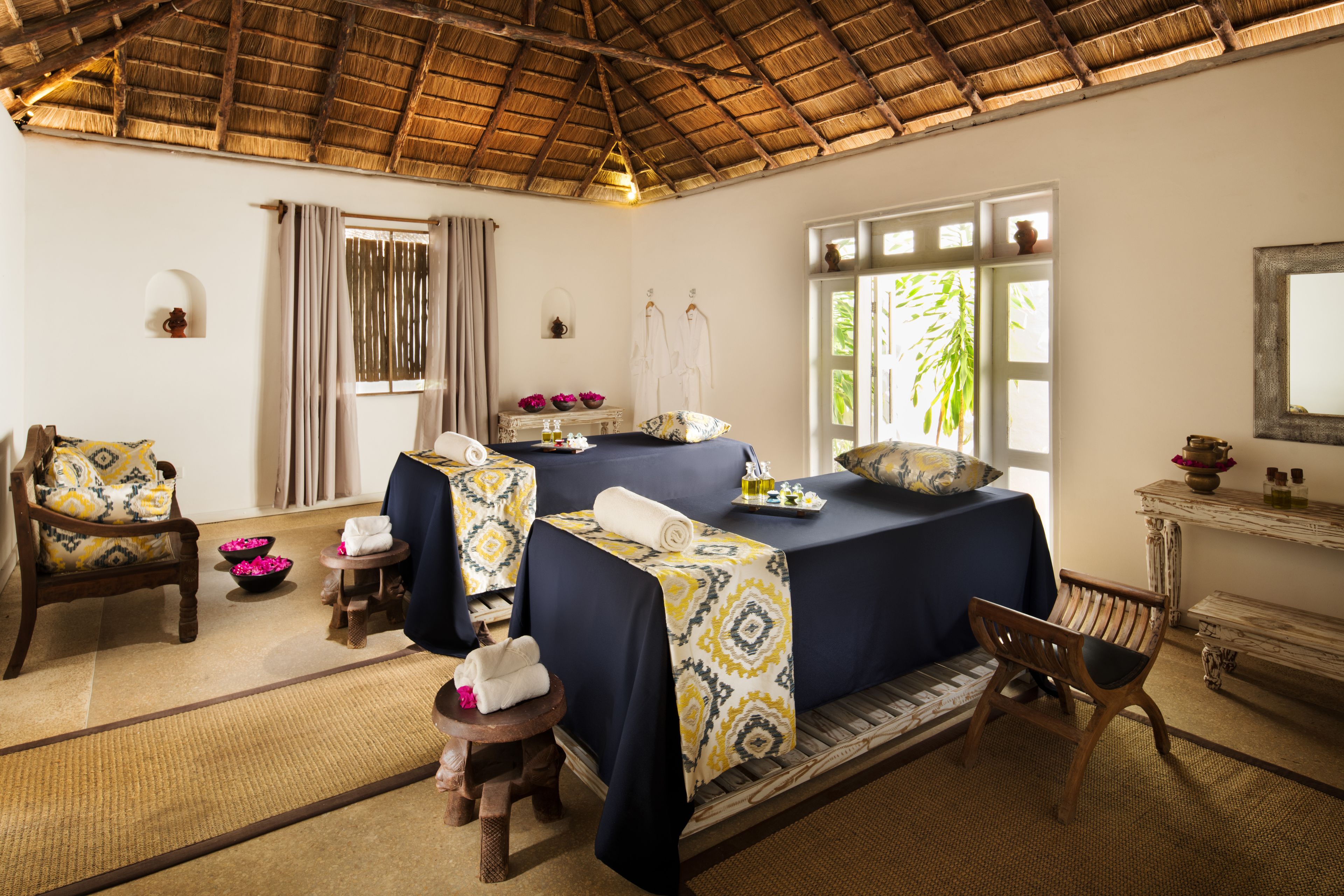 Salas de tratamiento para parejas, una bañera de hidromasaje