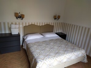 Dobbeltrom | Individuelt dekorert, skrivebord og strykejern/-brett