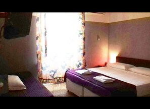 Individually decorated, desk, iron/ironing board, rollaway beds - Casa Celeste (Rome)