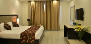 Luxury Apartment, 2 Bedrooms, Kitchen, Pool View