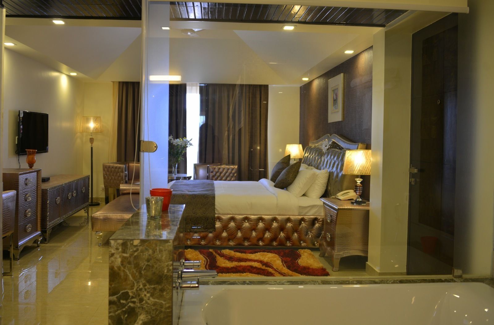 Apartamento de lujo, 2 habitaciones, cocina, vistas al mar | 1 dormitorio, ropa de cama de alta calidad, minibar y escritorio