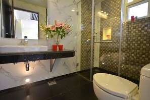 Shower, rainfall showerhead, free toiletries, hair dryer - Orabella Villas & Suites (Calangute)