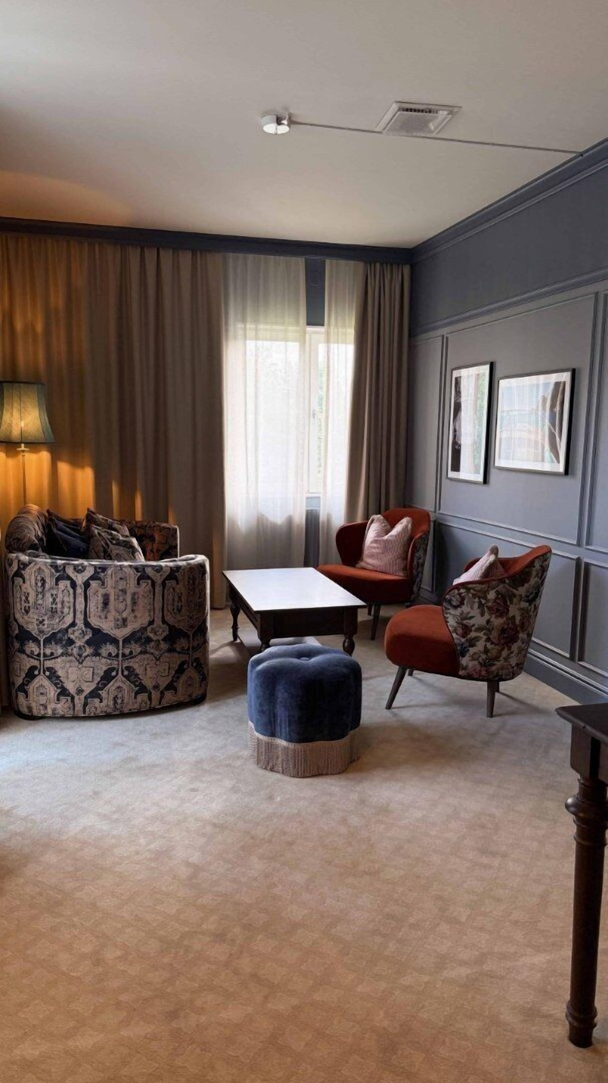 svit | living area | flat-screen tv