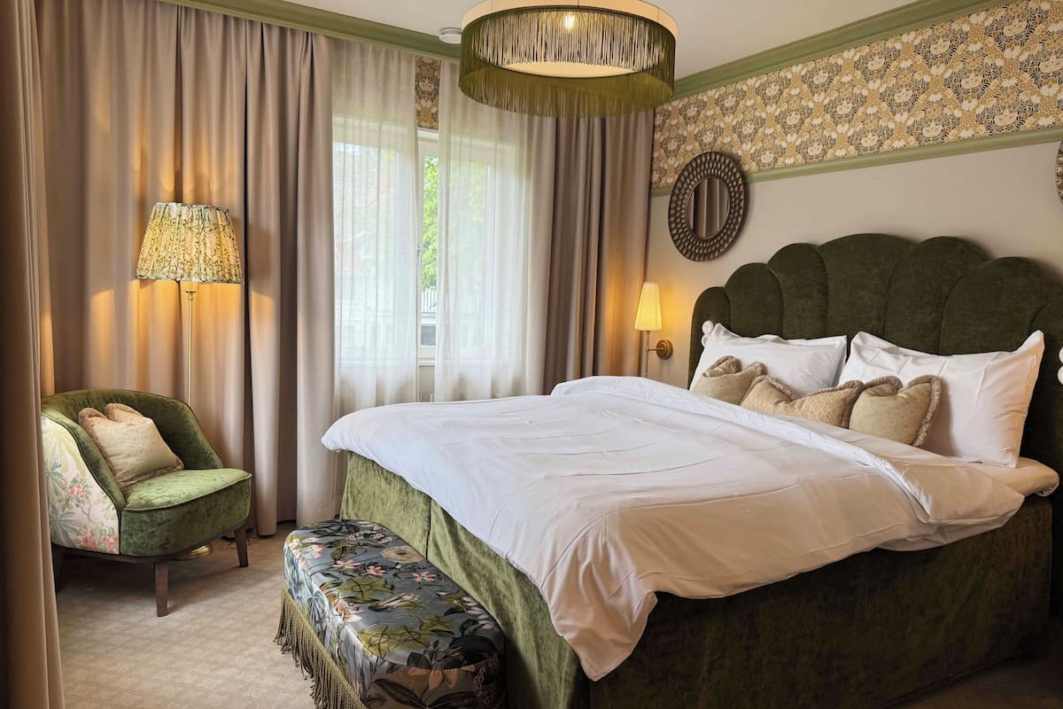 1 chambre, décoration personnalisée, bureau, fer et planche à repasser