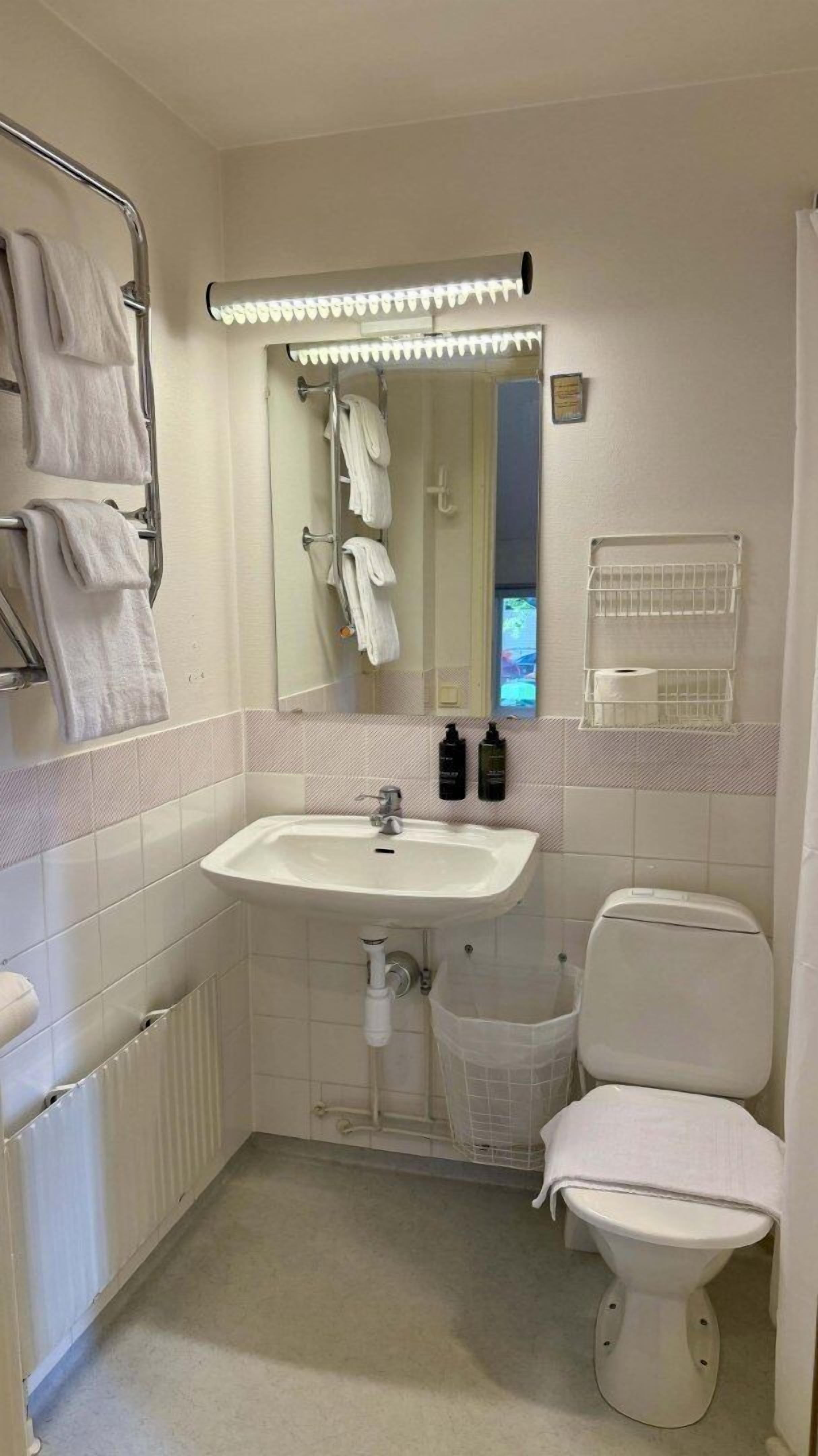 budget dubbelrum | bathroom | shower, free toiletries, hair dryer, towels