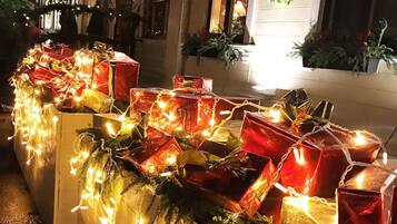 Vista frontal de la propiedad por la tarde o noche