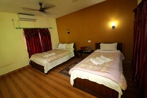 Chambre Deluxe double ou avec lits jumeaux, 2 lits jumeaux | Salle de bain | Douche, douche cascade, pantoufles, serviettes fournies