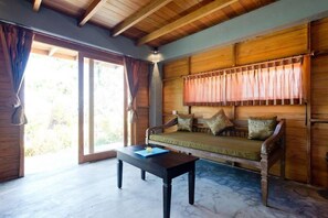 Deluxe-Doppelzimmer | Wohnbereich | Flachbildfernseher