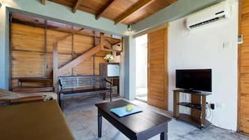 Habitación doble Deluxe | Sala de estar | Televisión de pantalla plana